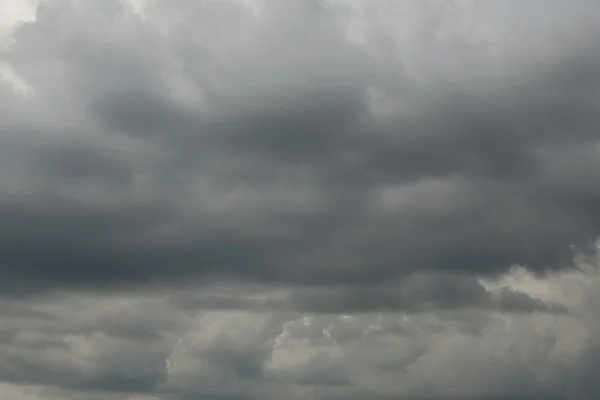 Nubes oscuras antes de lluvia — Foto de Stock