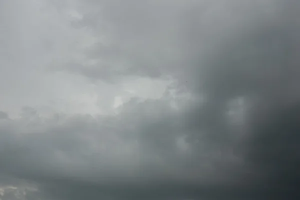 Nubes oscuras antes de lluvia — Foto de Stock