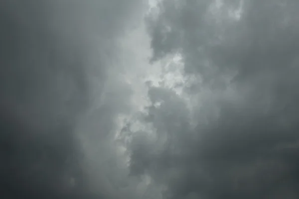 Nubes oscuras antes de lluvia — Foto de Stock