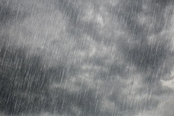 Nubes oscuras con lluvia cayendo — Foto de Stock