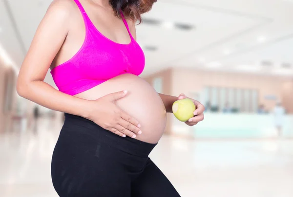 Mulher grávida com maçã verde no hospital — Fotografia de Stock