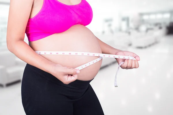 Primo piano pancia della donna incinta con nastro adesivo in ospedale — Foto Stock