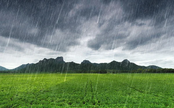 Chuva caindo em Khao Jeen Lae, montanha em Lopburi, Tailândia — Fotografia de Stock