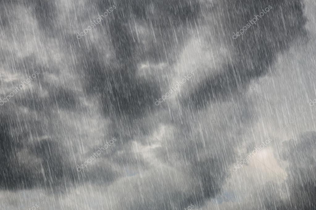 Nuages sombres avec pluie  tombante image  libre de droit 