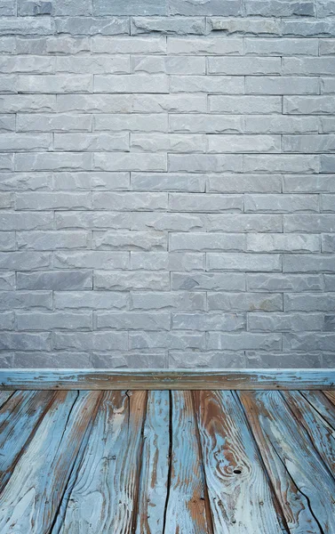 Interior de la habitación con baldosas de piedra de ladrillo pared y piso de madera backgro — Foto de Stock