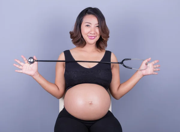 Heureuse femme enceinte avec stéthoscope — Photo