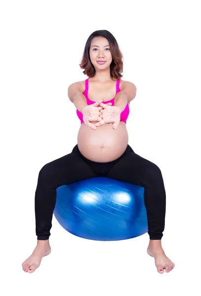 Femme enceinte avec balle de fitness sur fond blanc — Photo