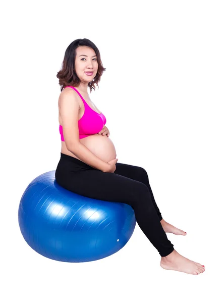 健身球在白色背景上的孕妇 — 图库照片