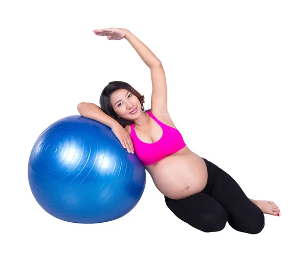 Mulher grávida com bola de fitness no fundo branco — Fotografia de Stock