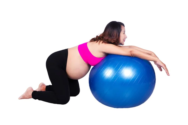 Mulher grávida com bola de fitness no fundo branco — Fotografia de Stock