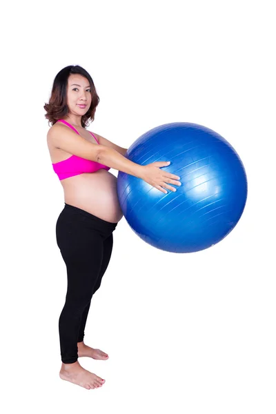 Mujer embarazada con pelota de fitness sobre fondo blanco — Foto de Stock