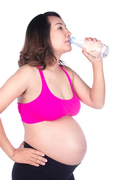 Hamile kadın içki su üzerinde beyaz izole bir şişe — Stok fotoğraf