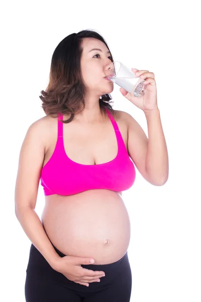 Mulher grávida beber água de um copo isolado em branco — Fotografia de Stock