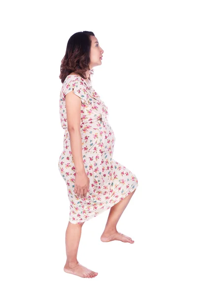 Mulher grávida pisando no passo imaginário isolado no branco — Fotografia de Stock