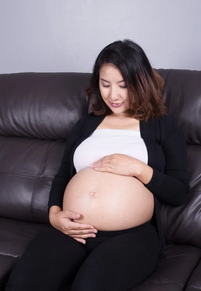 Hamile kadın evde koltukta istirahat — Stok fotoğraf