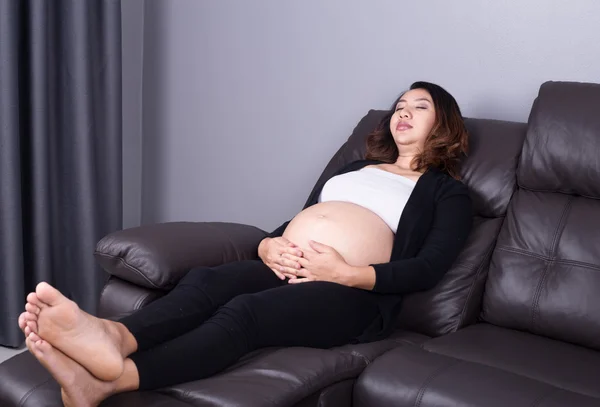 Mulher grávida dormindo no sofá — Fotografia de Stock