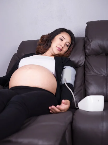 Hamile kadın önlemler kan basıncı tansiyon aleti ile — Stok fotoğraf