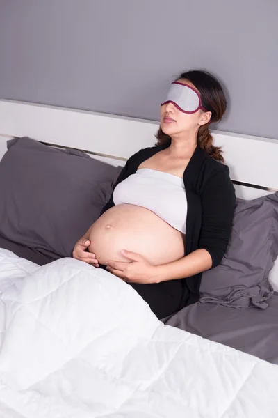 Yatak yatak odasında uyuyan hamile kadın — Stok fotoğraf