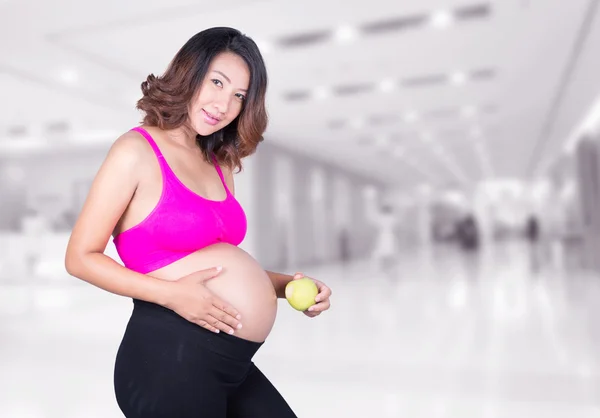 Bella donna incinta con mela verde in ospedale — Foto Stock