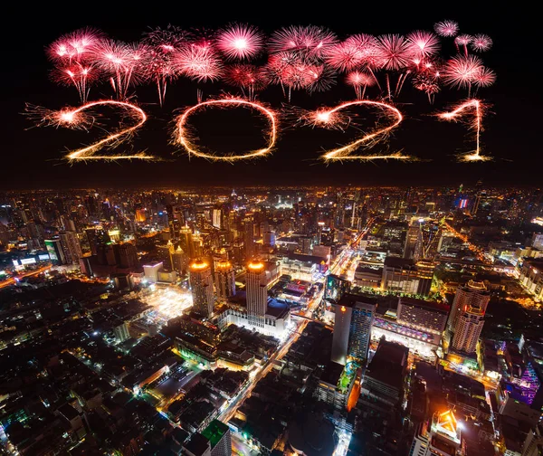 2021 Focuri Artificii Fericite Anul Nou Sărbătorind Peste Peisajul Orașului — Fotografie, imagine de stoc