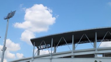 Zaman ayarlı, bulutlar hareket ediyor ya da spor stadyumunun çatısında koşuyor.