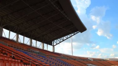 Zaman aşımı, çatısı olan stadyumdaki koltuklar, bulutlar hareket ediyor, HD klipsli