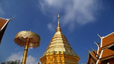 Thailand, Chiang Mai 'de mavi gökyüzü ile Wat Phrathat Doi Suthep tapınağının 4k zaman dilimi