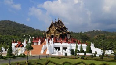 Tayland, Chaing Mai 'deki Kraliyet Parkı Rajapruek' in (Hor Kam Luang) 4k zamanı