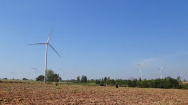 Rüzgâr türbininin 4k zamanlayıcısı mavi gökyüzü ile alternatif enerji üretiyor