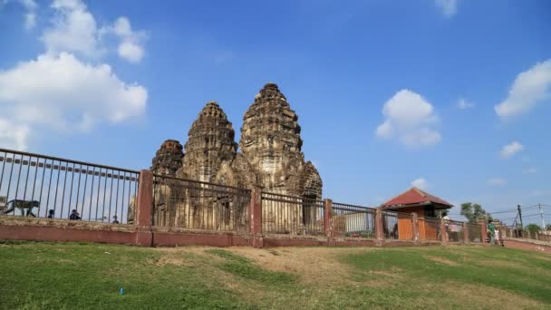 4K泰国Lopburi的Wat Phra Prang Sam Yot寺庙的时间 — 图库视频影像