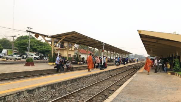 Nakhon Ratchasima Thailand Mars 2015 Regionalt Thailändskt Järnvägståg Spår Vid — Stockvideo