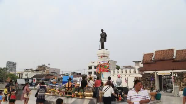 Nakhon Rachasima Abril Los Turistas Visitan Estatua Suranaree Para Adorar — Vídeo de stock