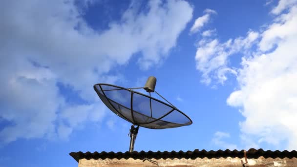 Time Lapse Satelitního Talíře Modrou Oblohou Oblačným Pozadím — Stock video