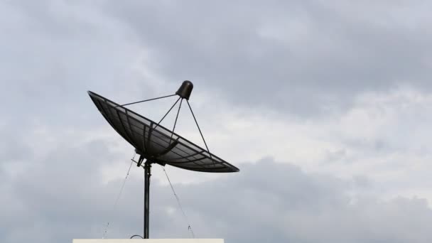 Zeitraffer Der Satellitenschüssel Mit Himmelshintergrund Bewölkter Tag — Stockvideo