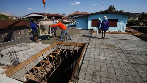 Nakhon Ratchasima Dec Oidentifierade Arbetare Häller Och Jämnar Flytande Cement — Stockvideo