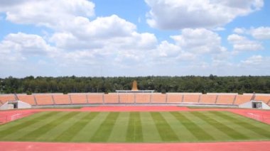 Stadyum ya da futbol sahasının zamanı, bulutlar hareket ediyor