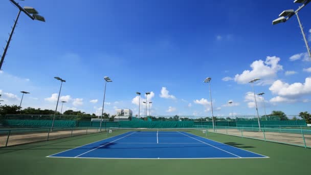 Açık Havada Mavi Gökyüzü Bulutlu Boş Tenis Kortunun Zaman Atlaması — Stok video
