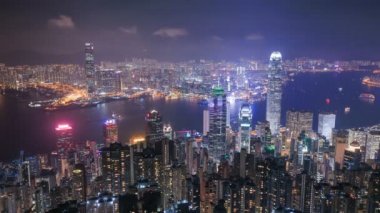 Geceleyin Hong Kong şehrinin 4k 'lik hızlandırılmış görüntüsü, The Peak' ten
