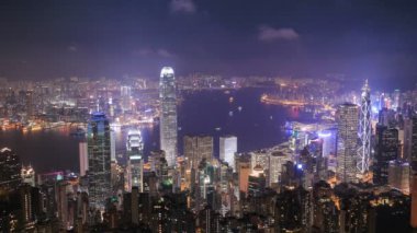 Geceleyin Hong Kong şehrinin 4k 'lik hızlandırılmış görüntüsü, The Peak' ten