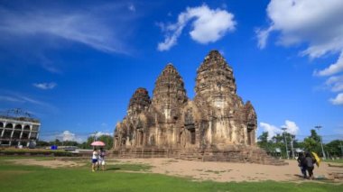 Phra Prang Sam Yot Tapınağı 'nın 4k hızlandırılmış zamanı. Lopburi, Tayland' da antik mimari.