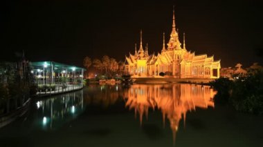 Tayland 'ın Nakhon Ratchasima ilinde, Wat Luang Pho Toh Tapınağı' nın 4k hızlandırılmış su yansıması (Halkın erişimi olan herkes)