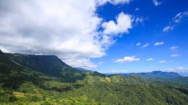 Khao Kho, Phetchabun, Tayland 'da mavi gökyüzü ve bulutlu 4k zaman atlaması
