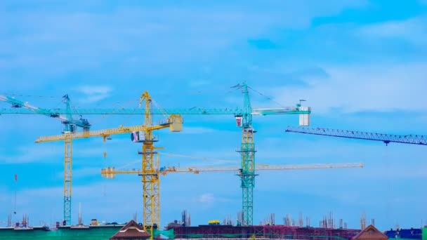 Time Lapse Van Industriële Bouwkraan Met Blauwe Lucht Achtergrond — Stockvideo