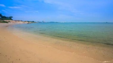 Tayland, Rayong 'da gökyüzü ve deniz ile Sai Tanga Sahili' nin 4k hızlandırılmış hali.