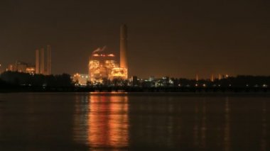 4k hızlandırılmış elektrik santrali gece deniz kabuğu yakınında, Rayong, Tayland