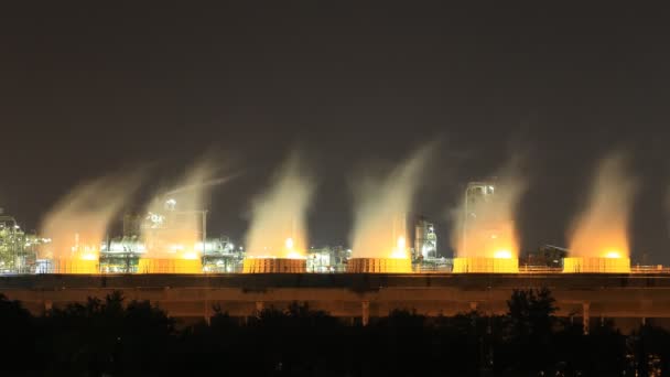 4K泰国炼油厂冷却塔夜间停机时间 — 图库视频影像