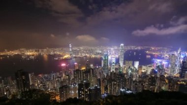 Geceleyin Hong Kong şehrinin zaman atlaması, The Peak 'in manzarası.