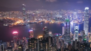 Geceleyin Hong Kong şehrinin zaman atlaması, The Peak 'in manzarası.