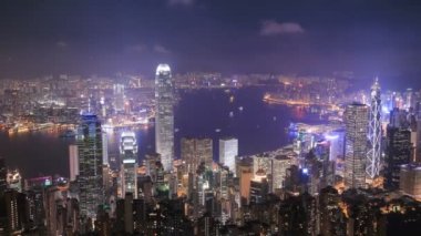 Geceleyin Hong Kong şehrinin zaman atlaması, The Peak 'in manzarası.