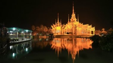 Wat Luang Pho Toh Tapınağı 'nın alacakaranlık saatinde Nakhon Ratchasima, Tayland' da su yansıması ile hızlandırılması (Halkın erişimi olan herkes)